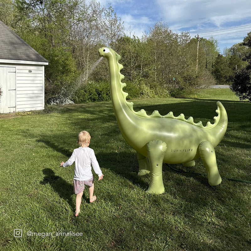 SUNNYLIFE DINO GIANT SPRINKLER INTO THE WILD