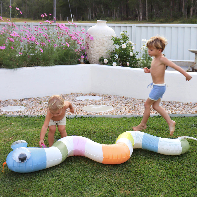 SUNNYLIFE INFLATABLE SPRINKLER- INTO THE WILD