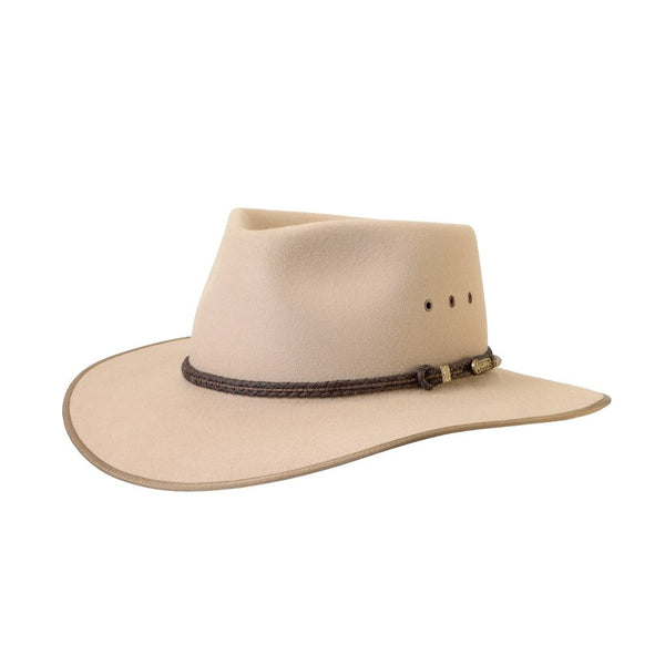 The Sand Akubra Cattleman Hat features a pinch crown and broad, dipping brim with eyelet vents. Make the most of reduced prices on all of our Akubras online, and receive free shipping if you spend over $200.