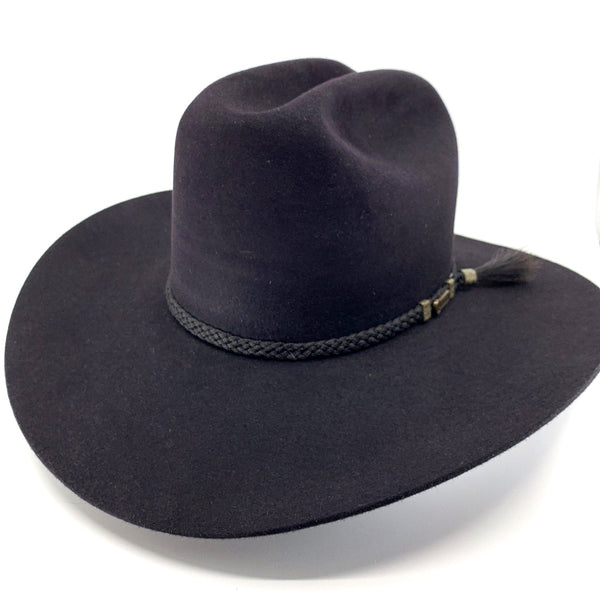 The Black Arena Hat features a tall, centre-creased western crown and a broad, upswept brim. This Western Akubra features a braided horse hair tail band and satin lining. Make the most of reduced prices on all of our Akubras online, and receive free shipping if you spend over $200.